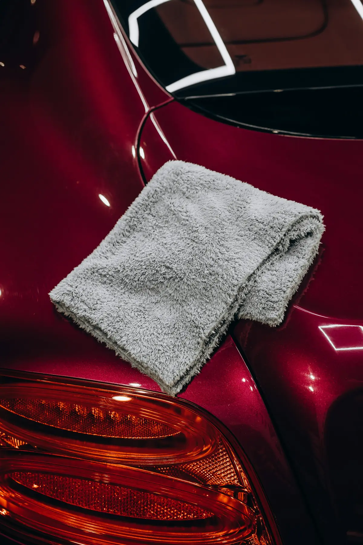 Ilustrativni kadar: Siva mikrofibra na crvenom laku uz stražnje svjetlo